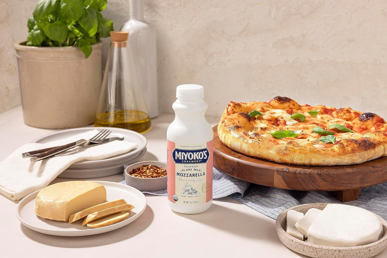 MIYOKO'S CREAMERY Organic Pourable Mozzarella Cheese, Melts-Bubbles-Browns, Made from Plant Milk, Dairy Free, Vegan, 16Oz. (1-Pack)